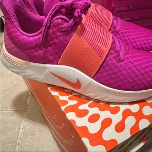 Womens 9 Nike that are too big I need a size 8.